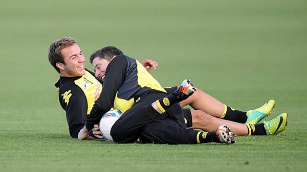 Viel Spaß in Spaniens Süden: Super-Dribbler Mario Götze (li.) und Goalgetter Robert Lewandowski zieht es mit Meister Borussia Dortmund nach La Manga del Mar. Der BVB bereitet sich vom 5. bis 12. Januar in der Region Murcia auf die Rückrunde vor.