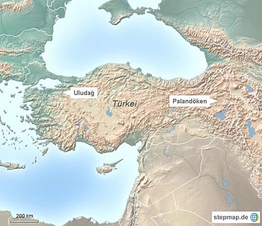 Uludag liegt rund 32 Kilometer von der Stadt Bursa entfernt und ist das einzige Hochgebirge des Marmara-Gebietes. Es liegt im Nordwesten der Türkei. Palandöken wiederum liegt zehn Kilometer südwestlich der Stadt Erzurum in Ostanatolien.