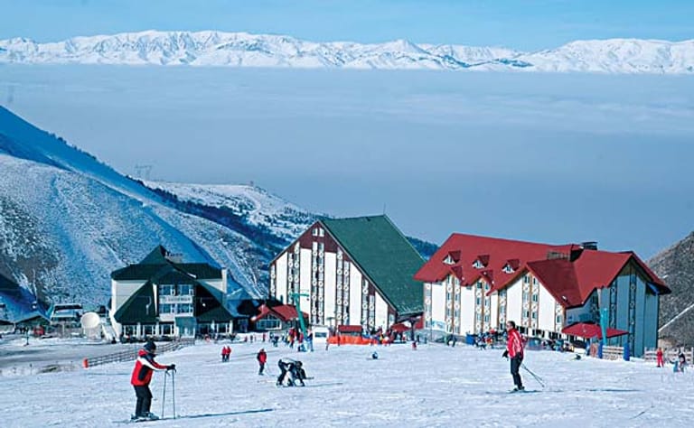 Mit 7,2 Kilometern Länge ist die Drachenberg-Piste im Skigebiet Palandöken die längste Abfahrt der Türkei. Im Bild zu sehen sind die Hotels Dedeman.