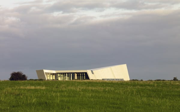 Die Church of the Holy Cross in Jyllinge, Dänemark, ist eine Glasfaserkonstruktion. Umgeben von unberührter Natur sticht sie aus ihrem Umfeld hervor und sieht von weitem wie ein schwebendes UFO aus.