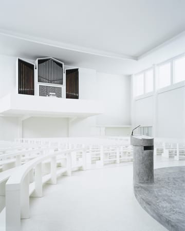 Viel Weiß in der 2008 neu gestalteten "St. Bonifatius Kirche" in Herbrechtingen soll Symbol des Immateriellen und Transzendenten sein.