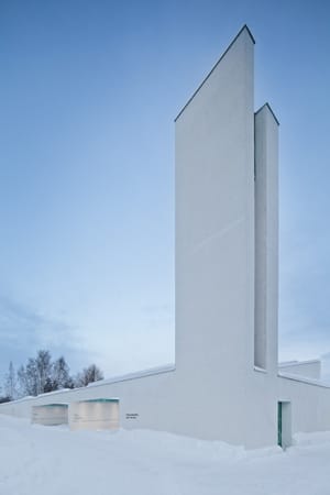 Die finnische Kapelle Chapel of St. Lawrence bei Vantaa beeindruckt dafür mit einem spektakulären Kupferdach, das auch von Innen sichtbar ist.