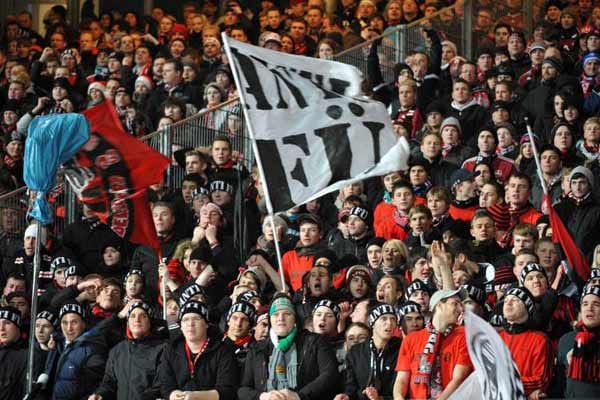 "Anti-Fürth": Die Stimmung im Fanblock der Club-Anhänger ist aufgeheizt.
