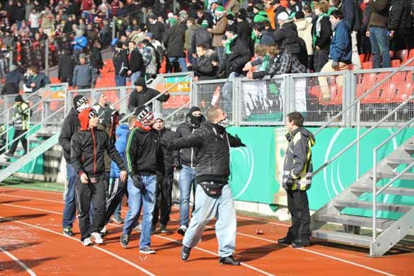 Die Nürnberger Fans versuchen die Fürther Anhänger zunächst mit Gesten zu provozieren.