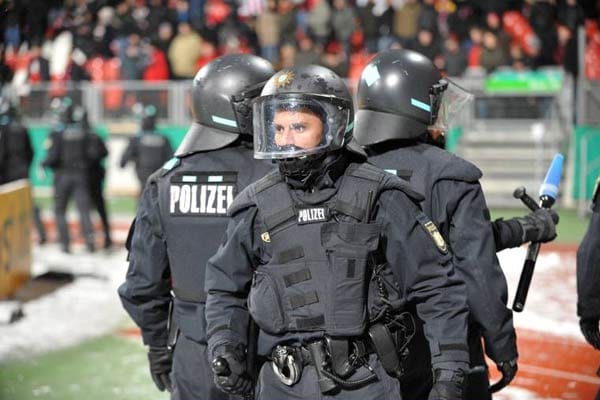 Die Polizei sichert den Innenraum des Nürnberger Stadions ab.