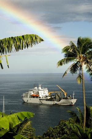 Geradezu paradiesisch geht es auf der Aranui III zu. Das kombinierte Passagier- und Frachtschiff bedient die Inselwelt Französisch-Polynesiens und nimmt auf 14-tägigen Touren von Tahiti aus auch Kreuzfahrt-Passagiere mit.