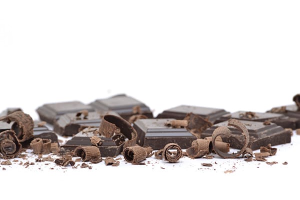 Zum Raspeln von Schokolade nimmt man am Besten eine Metallreibe, die zuvor im Gefrierschrank lag. So schmilzt die Schokolade während des Raspelns nicht so leicht.