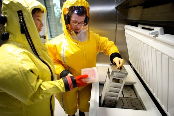 Nur in Hochsicherheitslaboren wie hier an der Uni Marburg können Forscher das tückische Virus untersuchen