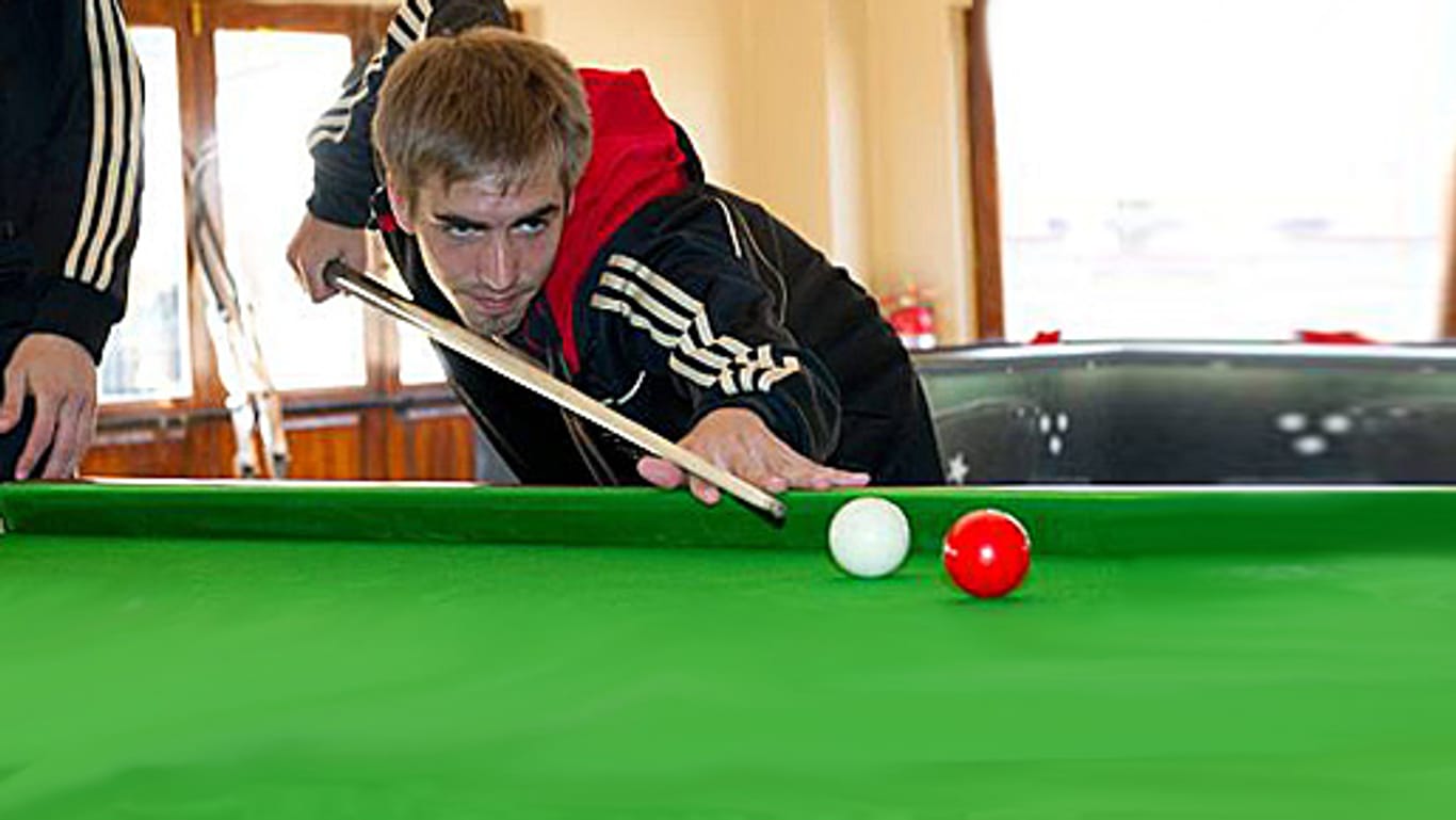 Nationalspieler Philipp Lahm lässt die Kugeln auf dem Snooker-Tisch tanzen.