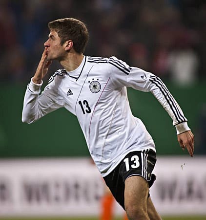 Auf dem Platz ist Thomas Müller ein Spieler für die Überraschungsmomente. Privat mag er es bodenständiger: Beim Schafkopfen ist der Bayern-Yongster ein Ass.