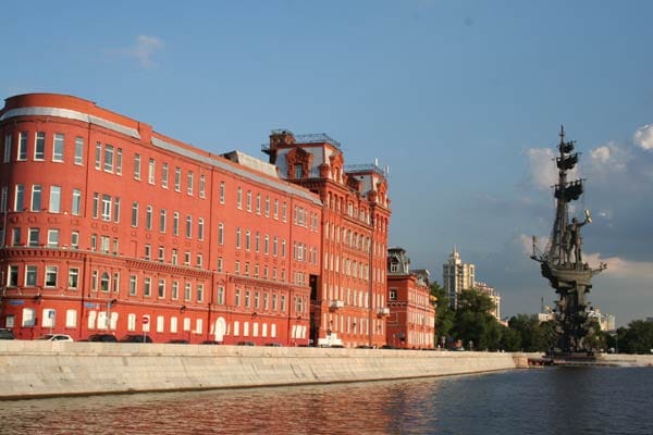 Schließlich ist die Lage perfekt. Die Gebäude befinden sich am Ufer der Moskwa und sind...