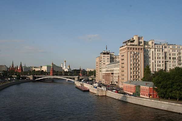 Schräg gegenüber vom Kreml und in direkter Nachbarschaft vom Roten Oktober befindet sich ein ebenfalls sehr bekannter Wohnkomplex - das Haus an der Uferstraße. Während der Stalin-Ära wurde es für Regierungsmitarbeiter erbaut.