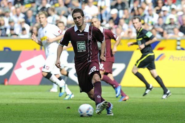 Der 19-Jährige Konstantinos Fortounis hat sich bei seiner ersten Station fern der griechischen Heimat gut akklimatisiert und kam in der Hinrunde auf 14 Liga-Einsätze für den 1. FC Kaiserslautern. Einziges Manko: Seine fehlende Effizienz, bislang ist er torlos geblieben und bereitete auch erst einen Treffer vor. Der 19-Jährige Konstantinos Fortounis hat sich bei seiner ersten Station fern der griechischen Heimat gut akklimatisiert und kam in der Hinrunde auf 14 Liga-Einsätze für den 1. FC Kaiserslautern. Einziges Manko: Seine fehlende Effizienz, bislang ist er torlos geblieben und bereitete auch erst einen Treffer vor.