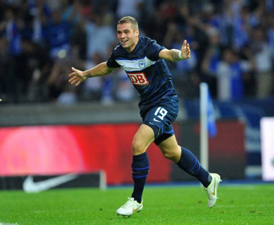 Pierre-Michel Lasogga wechselte 2010 aus der A-Jugend von Bayer Leverkusen in die Hauptstadt zu Hertha BSC. Nach einer starken Saison in Liga zwei, die er und seine Elf mit der Zweitliga-Meisterschaft krönen konnten, hat er sich auch in der Bundesliga schnell zurecht gefunden. In 15 Einsätzen erzielt er sechs Tore. Pierre-Michel Lasogga wechselte 2010 aus der A-Jugend von Bayer Leverkusen in die Hauptstadt zu Hertha BSC. Nach einer starken Saison in Liga zwei, die er und seine Elf mit der Zweitliga-Meisterschaft krönen konnten, hat er sich auch in der Bundesliga schnell zurecht gefunden. In 15 Einsätzen erzielt er sechs Tore.