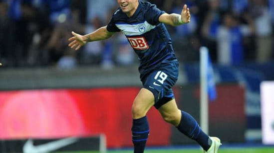 Pierre-Michel Lasogga wechselte 2010 aus der A-Jugend von Bayer Leverkusen in die Hauptstadt zu Hertha BSC. Nach einer starken Saison in Liga zwei, die er und seine Elf mit der Zweitliga-Meisterschaft krönen konnten, hat er sich auch in der Bundesliga schnell zurecht gefunden. In 15 Einsätzen erzielt er sechs Tore.