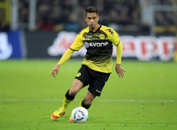 Moritz Leitner spielte vor seinem Wechsel zum Deutschen Meister im Sommer 2011 für den TSV 1860 München und den FC Augsburg. Mit dem FCA konnte er sogar den Bundesliga-Aufstieg feiern. Kurz vor seinem 19. Geburtstag Anfang Dezember erlitt der defensive Mittelfeldspieler einen Rippenbruch. Bis dahin hatte das Talent sieben Liga-, einen DFB-Pokal sowie drei Champions-League Einsätze zu verbuchen. Moritz Leitner spielte vor seinem Wechsel zum Deutschen Meister im Sommer 2011 für den TSV 1860 München und den FC Augsburg. Mit dem FCA konnte er sogar den Bundesliga-Aufstieg feiern. Kurz vor seinem 19. Geburtstag Anfang Dezember erlitt der defensive Mittelfeldspieler einen Rippenbruch. Bis dahin hatte das Talent sieben Liga-, einen DFB-Pokal sowie drei Champions-League Einsätze zu verbuchen.