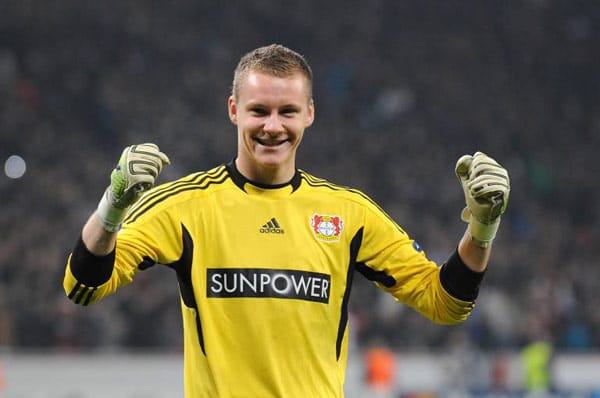 Bernd Leno spielte im Sommer in der zweiten Mannschaft des VfB Stuttgart. Nach der Verletzung von Bayer Leverkusens etatmäßiger Nummer eins, Rene Adler, sahen sich die Verantwortlichen um Rudi Völler zum Handeln gezwungen. Zuerst wurde der 19-Jährige bis Jahresende ausgeliehen. Nach starken Leistungen sowohl in der Bundesliga als auch in der Champions-League verpflichtete Bayer den Torwart für eine Millionen-Summe. Bernd Leno spielte im Sommer in der zweiten Mannschaft des VfB Stuttgart. Nach der Verletzung von Bayer Leverkusens etatmäßiger Nummer eins, Rene Adler, sahen sich die Verantwortlichen um Rudi Völler zum Handeln gezwungen. Zuerst wurde der 19-Jährige bis Jahresende ausgeliehen. Nach starken Leistungen sowohl in der Bundesliga als auch in der Champions-League verpflichtete Bayer den Torwart für eine Millionen-Summe.