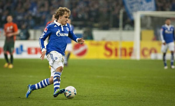 Hätte sein ehemaliger Verein HJK Helsinki im Sommer nicht Schalke 04 in der Europa-League-Qualifikation zugelost bekommen, Teemu Pukki wäre womöglich (noch) gar nicht in Deutschland. Zwar schieden die Finnen gegen Königsblau aus, Pukki traf jedoch in 172 Einsatzminuten gleich drei Mal. Kurz darauf verpflichtete Schalke den 21-Jährigen. Für die Gelsenkirchener darf er international erst ab 2012 stürmen, in der Bundesliga traf er aber bei acht Einsätzen immerhin drei Mal. Hätte sein ehemaliger Verein HJK Helsinki im Sommer nicht Schalke 04 in der Europa-League-Qualifikation zugelost bekommen, Teemu Pukki wäre womöglich (noch) gar nicht in Deutschland. Zwar schieden die Finnen gegen Königsblau aus, Pukki traf jedoch in 172 Einsatzminuten gleich drei Mal. Kurz darauf verpflichtete Schalke den 21-Jährigen. Für die Gelsenkirchener darf er international erst ab 2012 stürmen, in der Bundesliga traf er aber bei acht Einsätzen immerhin drei Mal.