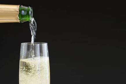 Geben Sie acht, dass der Champagner oder Sekt nicht überschäumt