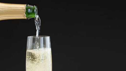 Geben Sie acht, dass der Champagner oder Sekt nicht überschäumt