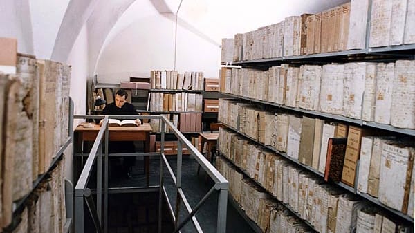 Das „Archivum Secretum“, das Privatarchiv des Papstes - freien Zugang haben hier nur sehr wenige Menschen.hat nur eine Handvoll Menschen. Die Regale sind über 80 Kilometer lang und enthalten Schätze wie eine Kopie der Exkommunikation Martin Luthers oder die Akten des Verfahrens gegen Galileo Galilei, den die Inquisition im Jahr 1633 verfolgte.