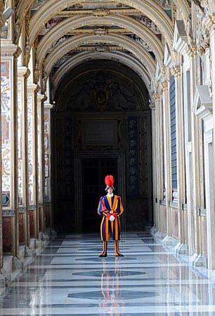 Zu den Hallen des Vatikans haben Touristen und Normalsterbliche keinen Zutritt. Vor allem die 3800 Angestellten und hohe Geistliche gehen hier ein und aus.