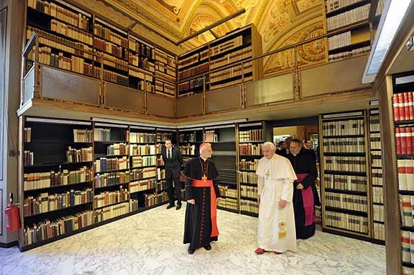 Bekommt man als Vatikan-Bewohner den Papst zu Gesicht? Nur selten. Papst Benedikt XVI. besucht hier die Apostolische Bibliothek. Um ihn sicher zu treffen, müssen aber auch die Vatikanbürger zu den Audienzen auf den Petersplatz gehen - wie jeder normale Gläubige oder Tourist.