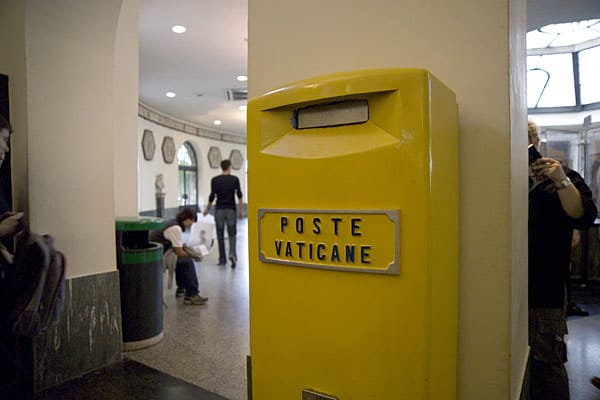 Alltag in der Vatikanstadt. Wie jeder Staat besitzt der Kirchenstaat auch eine eigene Post. Der Vatikan hält den Weltrekord für die meisten verschickten Briefe pro Einwohner. Es sind rund 7200, in normalen Flächenstaaten ist es höchstens ein Zehntel.