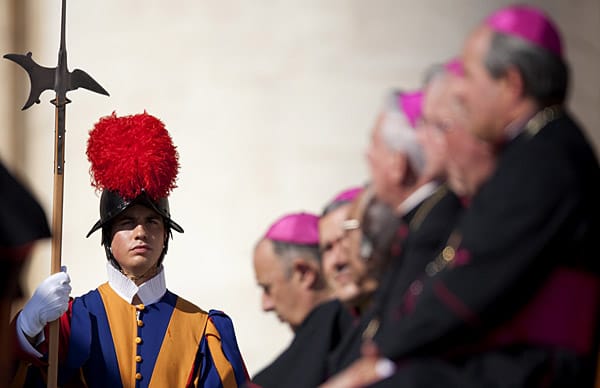 Von den 572 Vatikanbürgern sind 58 Kardinäle, 293 Priester, die den Vatikan als Diplomaten in der Welt vertreten, 62 weitere Kleriker, 101 Mitglieder der Schweizer Garde und 43 andere Laien, meist Polizisten. Die Bürgerschaft wird auch auf Frauen, Mütter und Familienmitglieder ausgedehnt - meist die Ehefrauen der Gardisten.