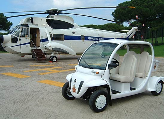 Der "Helicoptorum Portum" des Papstes, mit seinem Hubschrauber und einem Papamobil, das einem Golfwagen gleicht.