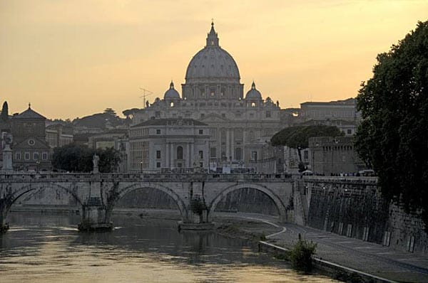 Die Vatikanstadt ist seit 1929 unabhängig und Europas letzte absolute Monarchie. Auf knapp einem halben Quadratkilometer leben fast 1000 Menschen - die Währung ist übrigens der Euro.