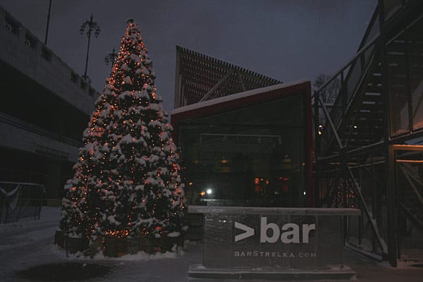 In den Wintermonaten sorgen geschmückte und mit Lichterketten behängte Weihnachtsbäume für festliche Stimmung vor den Clubs.