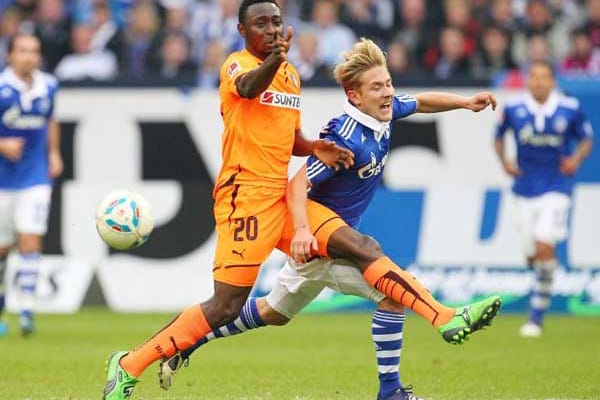 In der Hinrunde noch Gegner, jetzt schon Teamkollegen: Chinedu Obasi (li.) und Lewis Holtby.