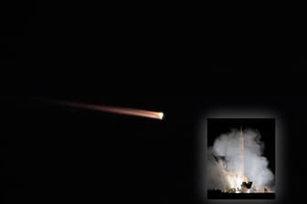 Lichtschweif an Heiligabend; Sojus-Rakete beim Start drei Tage zuvor