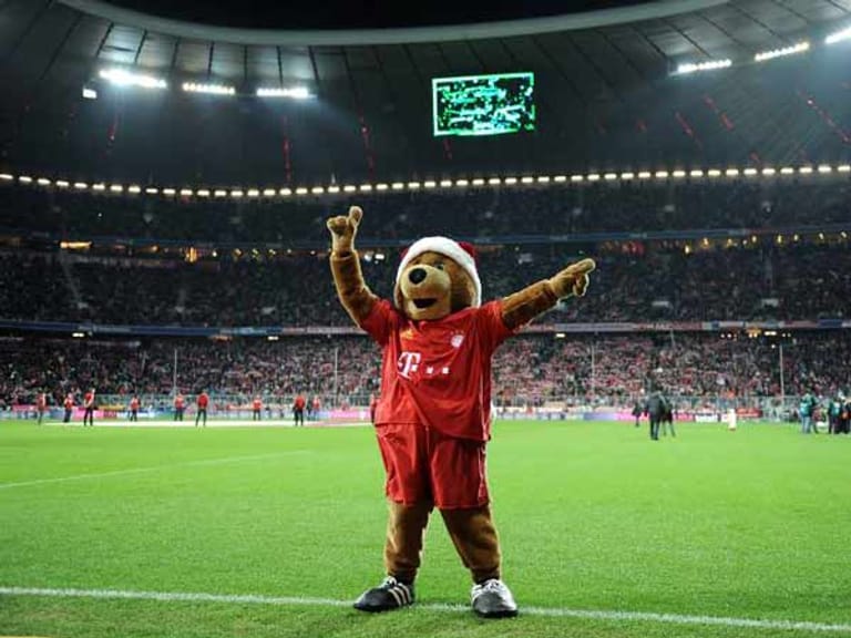 Das ist Berni. Das Maskottchen des FC Bayern München hat in der Allianz Arena öfter Grund zum Jubeln. Wenn Gomez und Co. ein Tor schießen, dann tanzt der Bär mit den schweren Knochen zu den White Stripes und ihrem Song "Seven Nations Army".