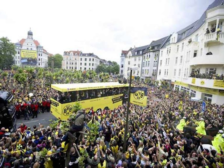 Am Borsigplatz in Dortmund wurde 1909 der Ballspielverein Borussia gegründet. Nach der Meisterschaft 2011 war der Song "Rubbeldikatz am Borsigplatz" der Gassenhauer schlechthin. Doch nach Toren der Schwarz-Gelben ertönt im heimischen Stadion "Oleee, hier kommt der BVB".