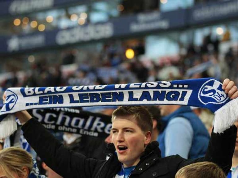 Dieser Anhänger von Schalke 04 hat sein Lebensmotto auf dem Schal stehen: "Blau und Weiß ein Leben lang". Falls er mal den Text der Torhymne nach einem Bier zuviel vergessen sollte, muss er nur auf seinen Schal schauen.
