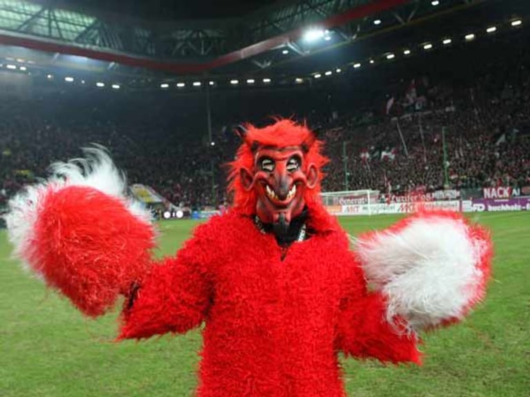 Sportlich enttäuschend verlief auch die Vorrunde der Roten Teufel vom 1. FC Kaiserslautern. Wie gerne würde das Maskottchen wieder öfter das "Betzelied" nach einem Treffer der Hausherren im Fritz-Walter-Stadion hören.