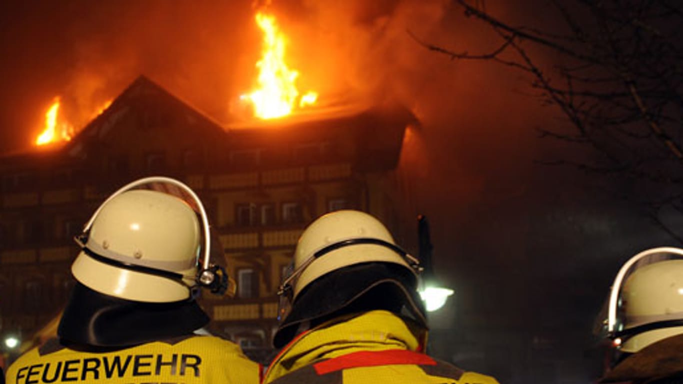Großbrand im Traditionshotel: Lichterloh brennt das Schwarzwald-Haus "Bären" in Titisee-Neustadt, während die Feuerwehr Probleme beim Löschen hat