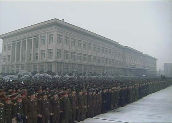 Aufwändige Zeremonie für Kim Jong Il: In der nordkoreanischen Hauptstadt Pjöngjang nehmen die Menschen Abschied von ihrem "geliebten Führer". Aufwändige Zeremonie für Kim Jong Il: In der nordkoreanischen Hauptstadt Pjöngjang nehmen die Menschen Abschied von ihrem "geliebten Führer".
