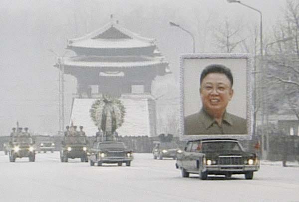 Bei dichtem Schneetreiben wird ein riesiges Porträt von Kim Jong Il durch die Straßen von Pjöngjang gefahren. Bei dichtem Schneetreiben wird ein riesiges Porträt von Kim Jong Il durch die Straßen von Pjöngjang gefahren.