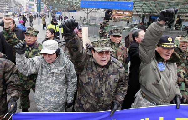 Proteste am Rande der Feierlichkeiten: Ehemalige Soldaten demonstrieren gegen die Herrschaft der Kim-Dynastie in Nordkorea. Proteste am Rande der Feierlichkeiten: Ehemalige Soldaten demonstrieren gegen die Herrschaft der Kim-Dynastie in Nordkorea.
