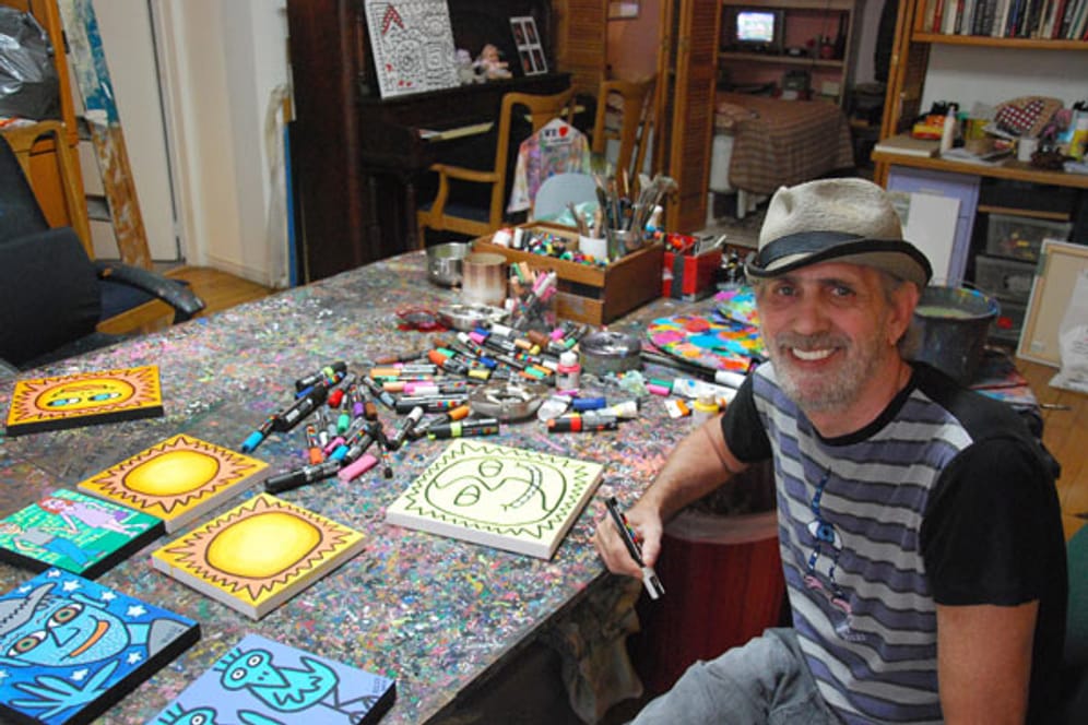 Mit nur 61 Jahren stirbt der New Yorker Künstler James Rizzi bei der Arbeit in seinem Atelier in Manhattan.