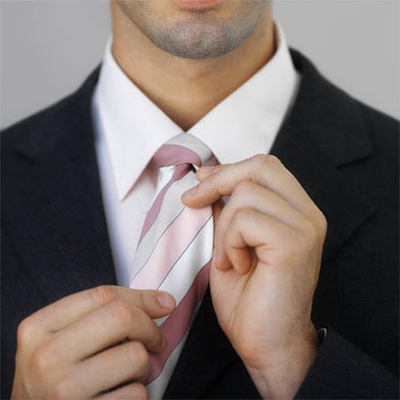 Dress-Code in Einladungen entschlüsseln: Was verbirgt sich hinter Begriffen wie "Smart Casual", "Dunkler Anzug", "Black Tie" oder "White Tie" oder "Business Casual"?