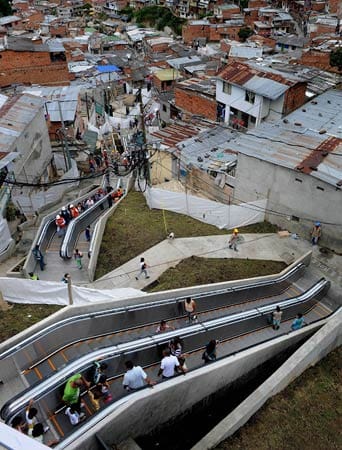 Ein Rolltreppensystem im Freien erleichtert den Zugang zu einem Armenviertel der kolumbianischen Stadt Medellín.