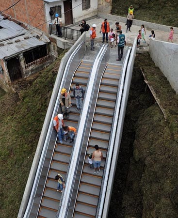 Die etwa 12.000 Bewohner vom Stadtteil Comuna 13 werden mit den 350 Meter langen Rolltreppen...