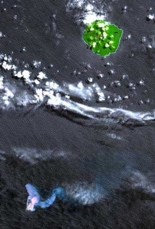 Kurzes Gastspiel: Im Südpazifik war im Oktober 2006 eine Insel aus dem Meer gewachsen - und nach einigen Monaten wieder versunken (unten im Bild, mit Aschewolke).