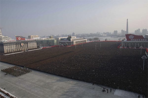 Zehntausende wohnen der abschließenden Trauerfeier auf dem Kim-Il-Sung-Platz bei. Zehntausende wohnen der abschließenden Trauerfeier auf dem Kim-Il-Sung-Platz bei.
