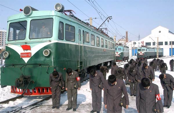 Überall in Nordkorea nehmen Leute an der Schweige-Zeremonie teil, wie dieses Bild von der offiziellen Nachrichtenagentur Nordkoreas (KCNA) zeigt. Überall in Nordkorea nehmen Leute an der Schweige-Zeremonie teil, wie dieses Bild von der offiziellen Nachrichtenagentur Nordkoreas (KCNA) zeigt.