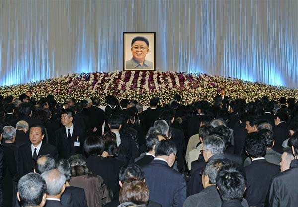 Auch außerhalb Nordkoreas finden Trauerfeiern statt. Hier versammeln sich Nordkoreaner in der japanischen Hauptstadt Tokio. Auch außerhalb Nordkoreas finden Trauerfeiern statt. Hier versammeln sich Nordkoreaner in der japanischen Hauptstadt Tokio.